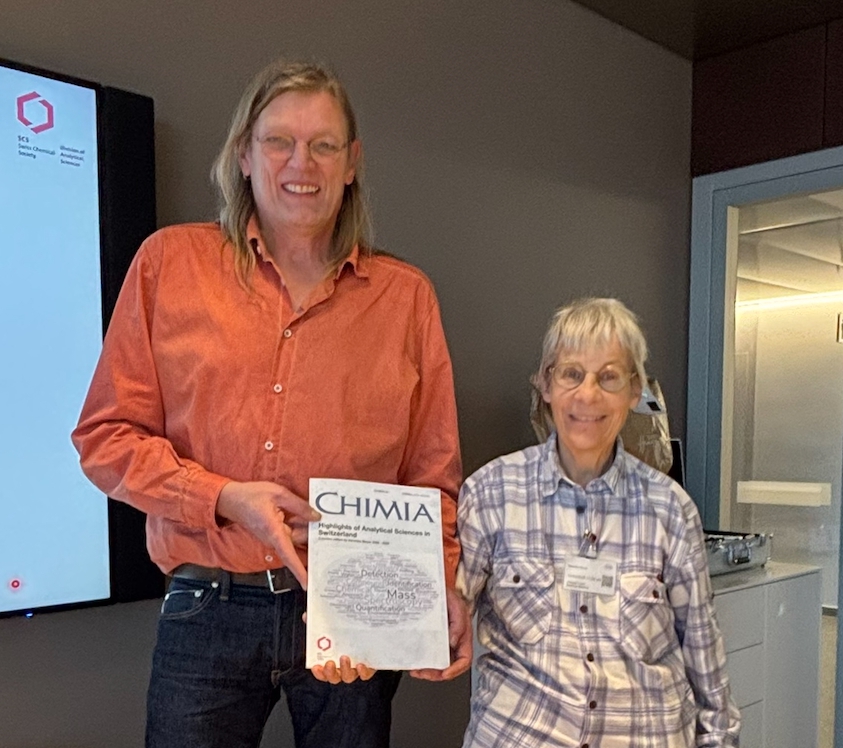 Veronika Meyer receives the unique printed version of all her 200 highlights from her successor Bodo Hattendorf